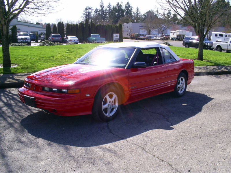 Illustration for article titled For $3,795, Do You Think This 1993 Olds Cutlass Supreme Convertible Will Cut Like A Knife?